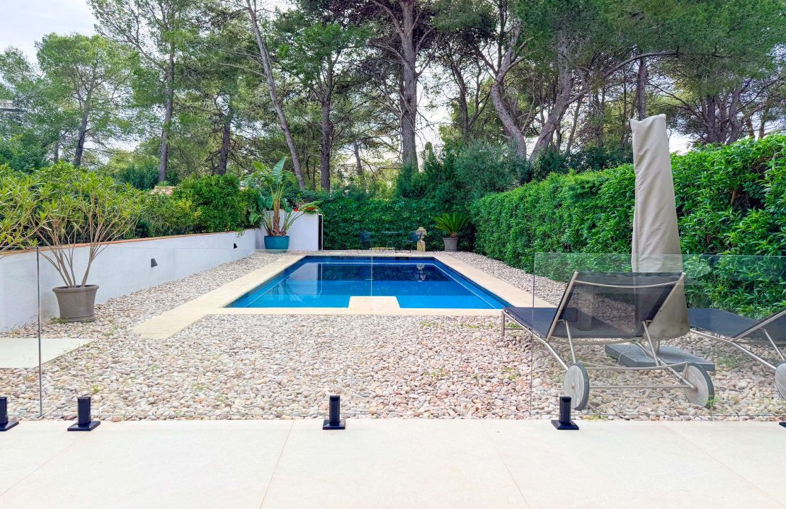 Casa adosada de cinco dormitorios con piscina y garaje en Puerto Pollensa